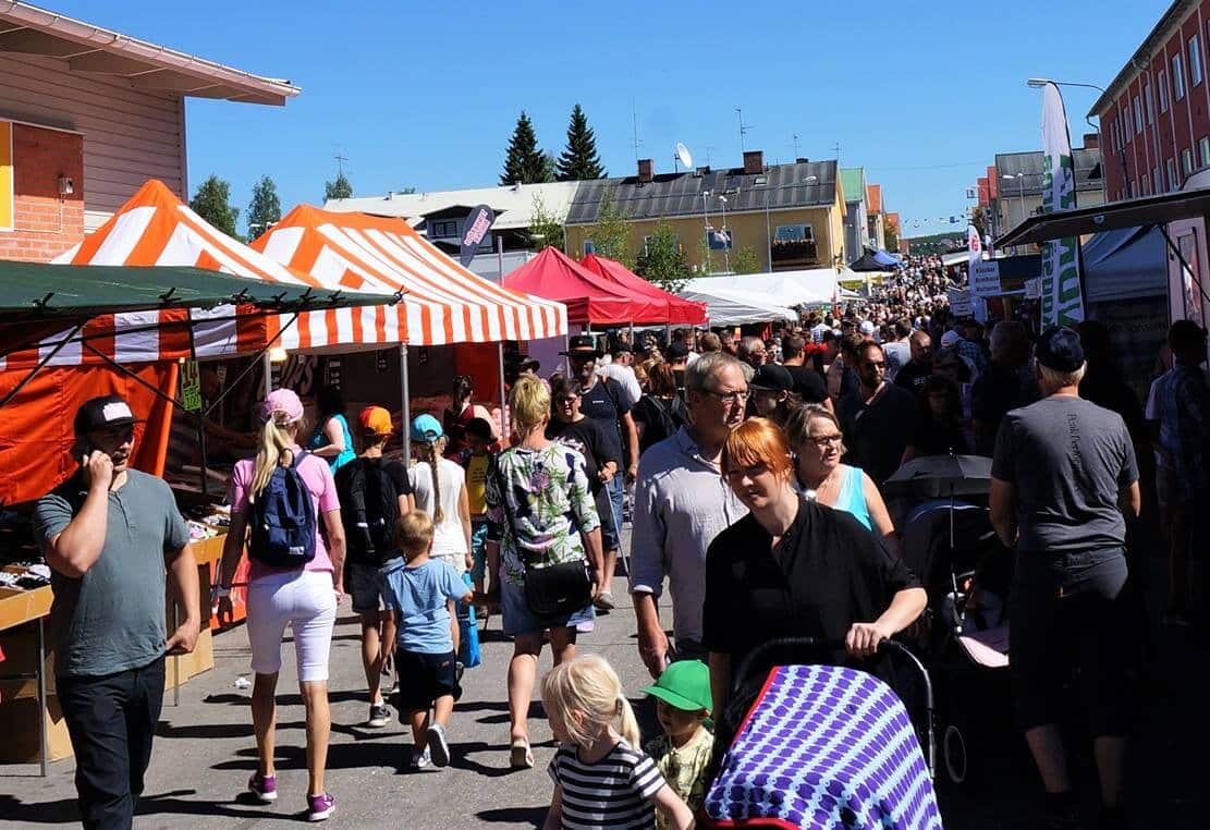 Folkhav på marknaden